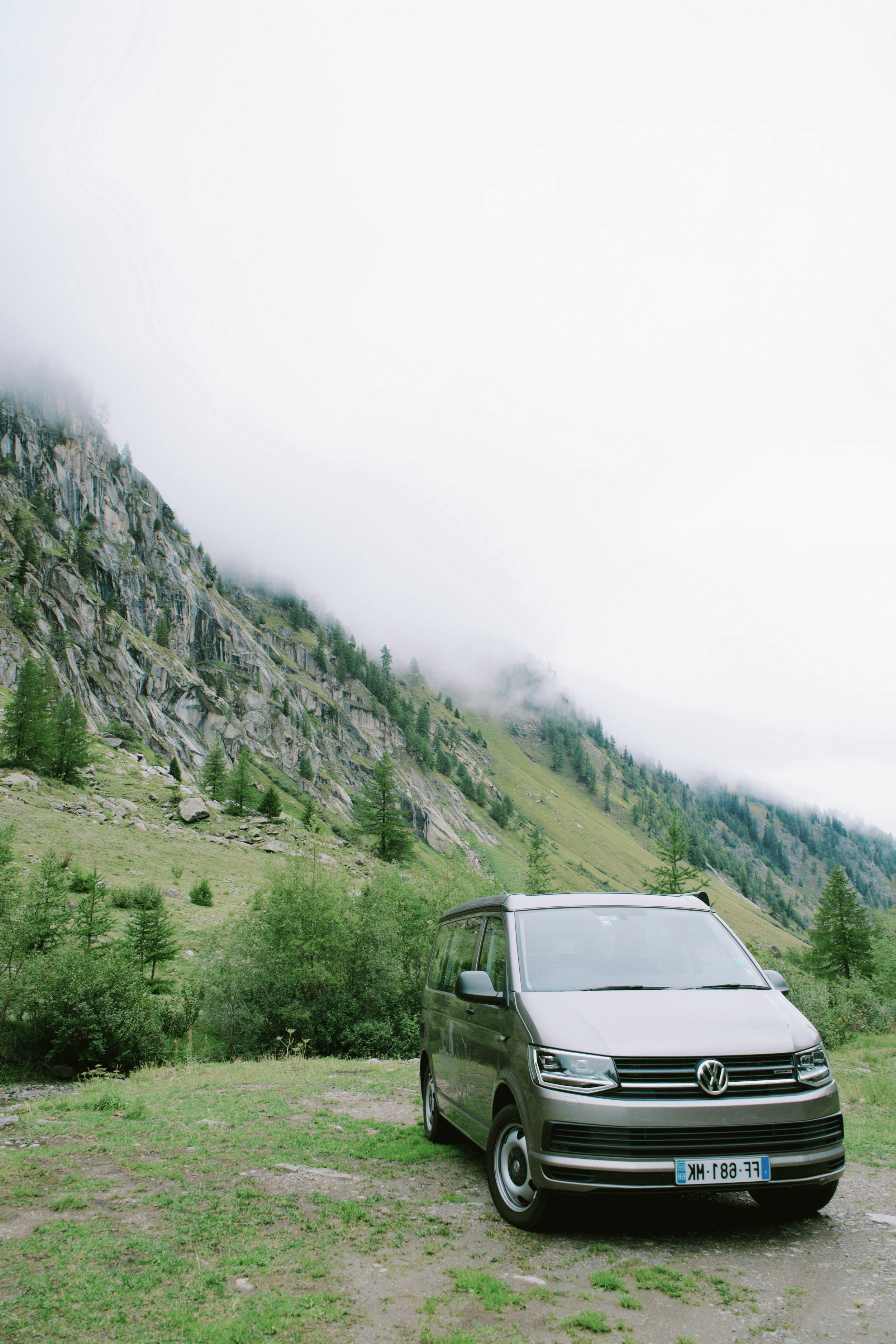 Camionnette dans un environnement montagneux